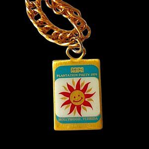 Vtg Charm Bracelet AOPA Plantation Party Gold Tone Hollywood FL Enamel Souvenir.